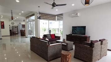 Comfort Bungalow (23 Pax) | Living room | Smart TV