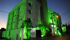 A multi-story building with a modern design, featuring a prominent entrance and a series of windows. - Ouro Cerrado Palace Hotel (Patrocinio)