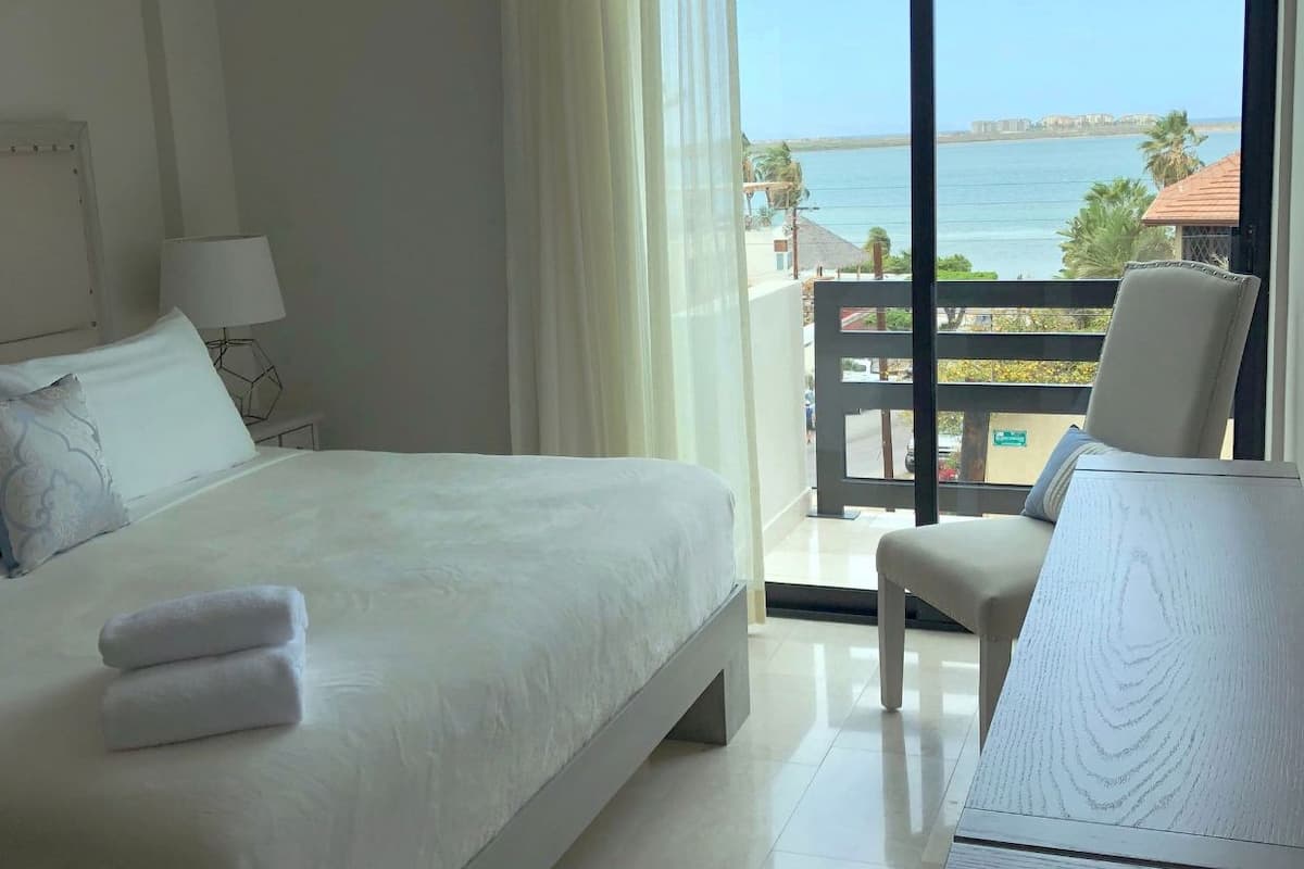 Departamento, varias camas, vista parcial al mar | 2 habitaciones, wifi gratis y ropa de cama