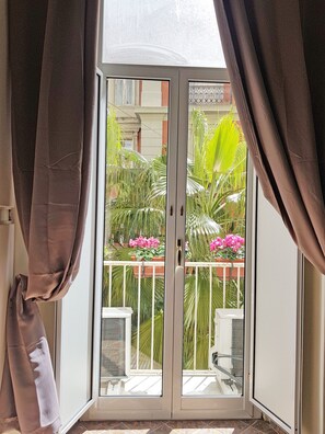 Family Room | Individually decorated, individually furnished, desk, iron/ironing board - B&B delle Palme (Naples)