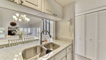 Stovetop, dishwasher, cookware/dishes/utensils