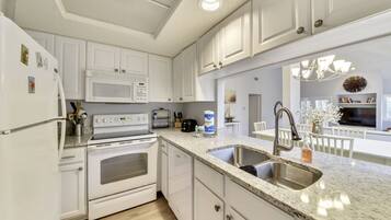 Stovetop, dishwasher, cookware/dishes/utensils