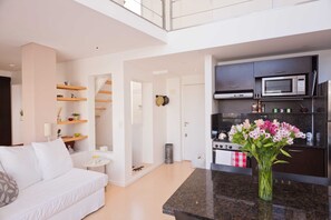 Appartement Deluxe, 1 grand lit et 1 canapé-lit, non-fumeurs | Cuisine privée | Réfrigérateur, micro-ondes, plaque de cuisson, grille-pain