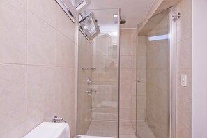 Deluxe-Apartment, 1 Queen-Bett und Schlafsofa, Nichtraucher | Badezimmer | Duschwanne, Bidet, Handtücher, Seife