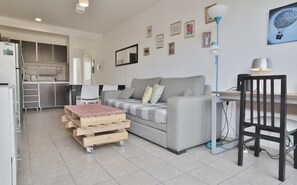 Apartamento standard | Área de estar | TV de tela plana