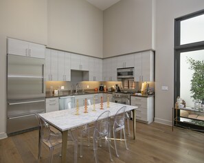 Réfrigérateur, four à micro-ondes, un four, surface de cuisson