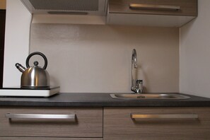 Kühlschrank, Herdplatte, Wasserkocher, Kochgeschirr/Geschirr/Besteck