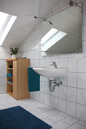 Bañera, secador de pelo, toallas, jabón