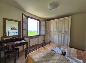 2 bedrooms, iron/ironing board, travel cot, free WiFi