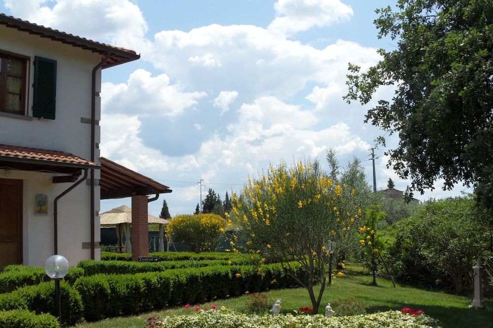 'LA ALBA' in the heart of Tuscany, with garden and swimming pool