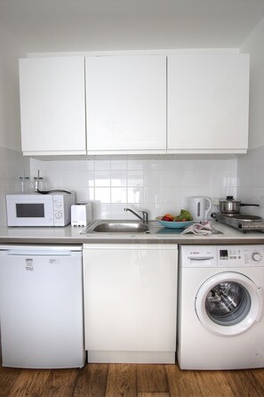 Cookware/dishes/utensils