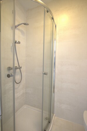 Shower, towels - R1 Medium Studio (London)