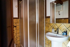 Shower, free toiletries, hair dryer, bathrobes - La Tenuta del Campo di Sopra (Patrica)