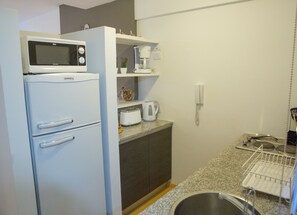 Refrigerador, microondas, placa de cocina, tetera/pava eléctrica