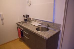 Apartamento superior, 1 cama de matrimonio con sofá cama, no fumadores | Baño | Ducha y bañera combinadas, bidé, toallas y jabón