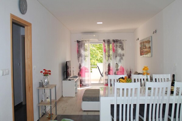 Flat-screen TV - Malo Misto Apartments (Dugi Rat)