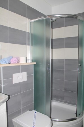 Douche, séchoir à cheveux, pantoufles, serviettes fournies