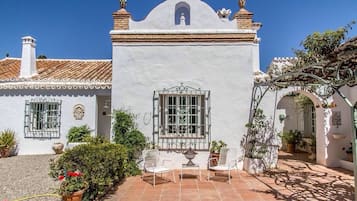 Vista frontal de la propiedad