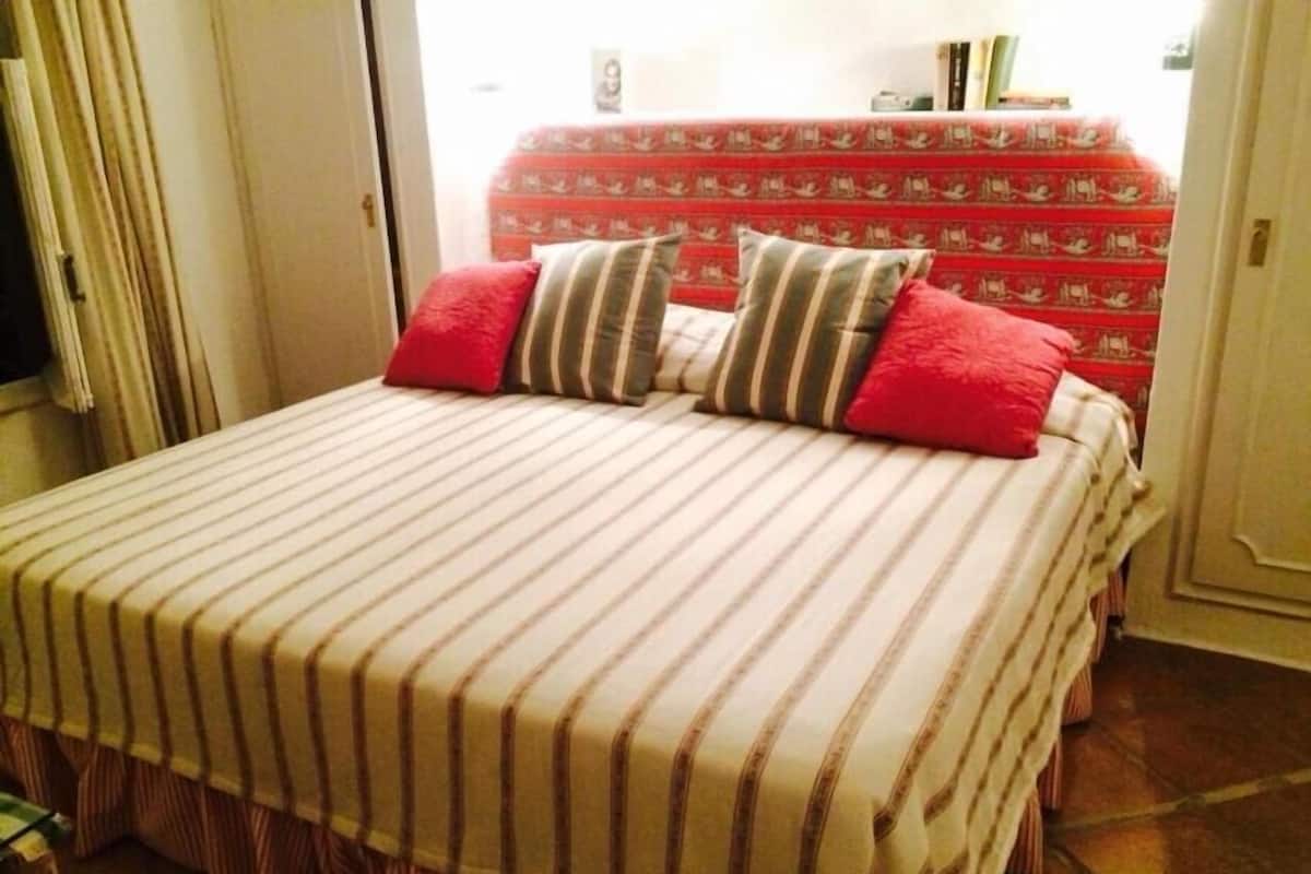 1 bedroom, bed sheets