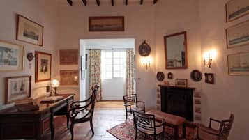 Suite, 1 cama doble | 1 dormitorio y ropa de cama