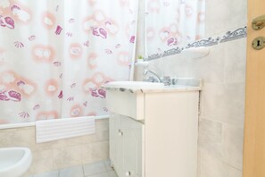 Design Apartment, 1 Queen Bed with Sofa bed, Non Smoking | Bathroom | Combined shower/bathtub, bidet, towels - Cabrera 6D by Be Local Argentina (Buenos Aires)