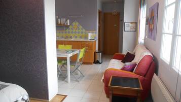 Iron/ironing board, travel cot, WiFi, bed sheets