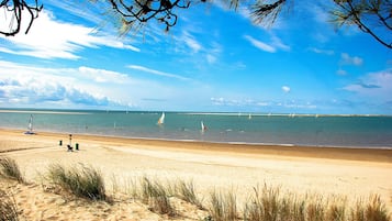 Vlak bij het strand, ligstoelen