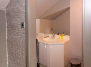 Superior Double Room, 1 King Bed, Mountain View | Bathroom | Shower, hair dryer, towels, soap - Benahavis Grange Edinburgh (Edinburgh)