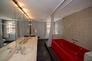 Combined shower/bathtub, free toiletries, hair dryer, towels - Macarty House: Resort-style Home for 16 - Outdoor pool, covered bar & large deck (New Orleans)