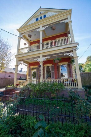 Exterior - Macarty House: Resort-style Home for 16 - Outdoor pool, covered bar & large deck (New Orleans)