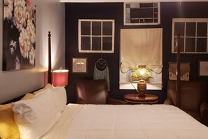 8 bedrooms, desk, iron/ironing board, free WiFi - Macarty House: Resort-style Home for 16 - Outdoor pool, covered bar & large deck (New Orleans)