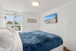 2 bedrooms, iron/ironing board, free WiFi, bed sheets - Beach Retreat Condo with a Heated Pool & Hot Tub! (Carpinteria)
