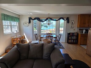 TV connectée, lecteur de DVD, livres, médiathèque