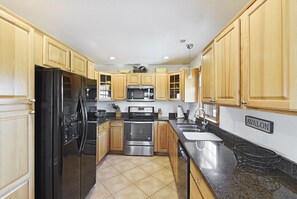 Grand réfrigérateur, micro-ondes, four, plaque de cuisson