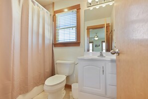 Combined shower/bathtub, towels, soap, shampoo - Semi Ocean Front in Nags Head NC with Private Pool! (Nags Head)