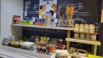 Montaje de un bufé de desayuno con diversas opciones de comida y condimentos.