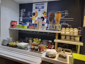 Tägliches Frühstücksbuffet gegen Gebühr