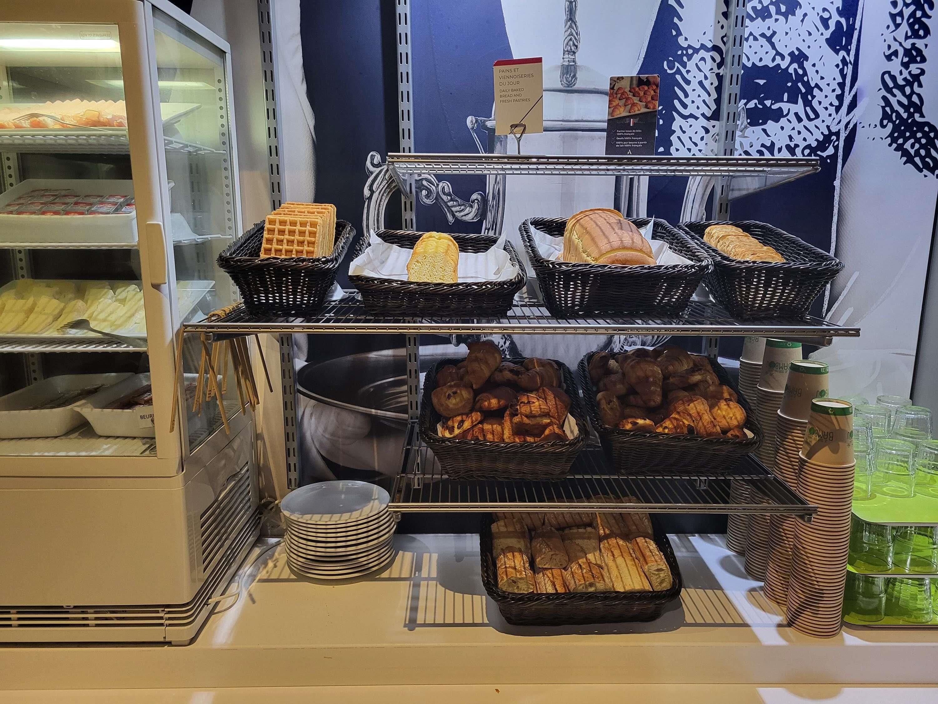 Daily buffet breakfast (EUR 9 per person)