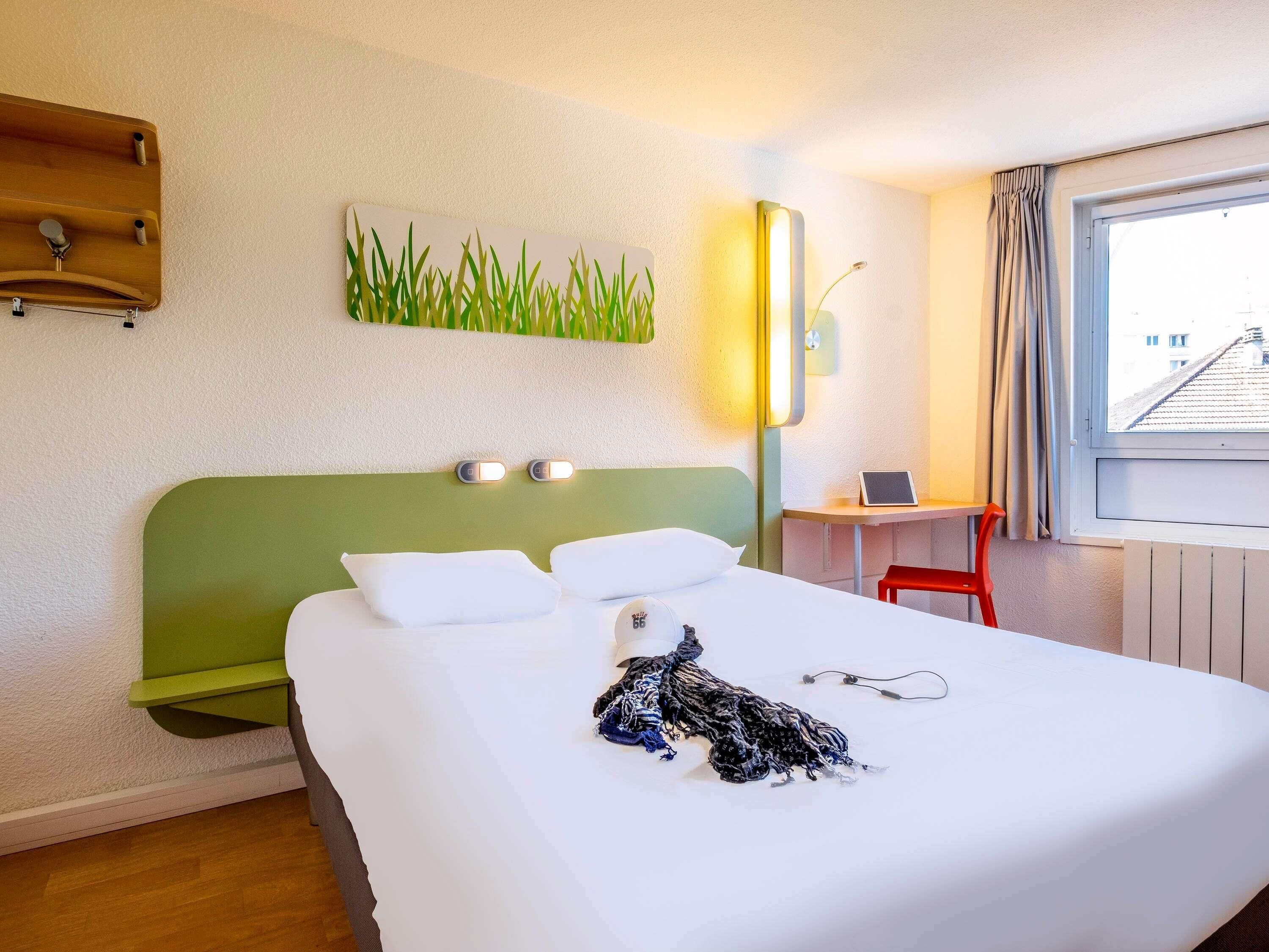 Escritorio, sistema de insonorización, wifi gratis y ropa de cama 
