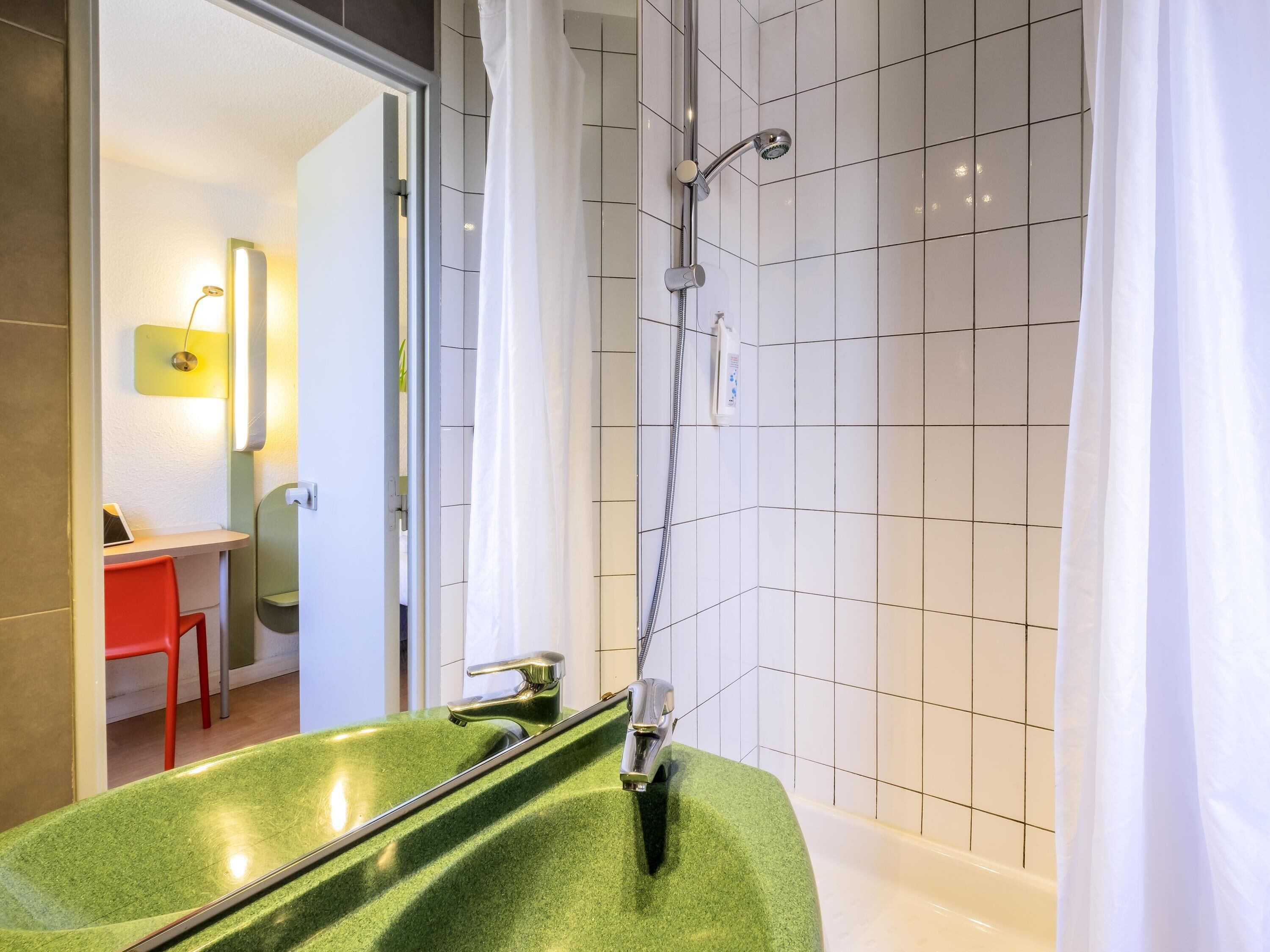 Escritorio, sistema de insonorización, wifi gratis y ropa de cama 