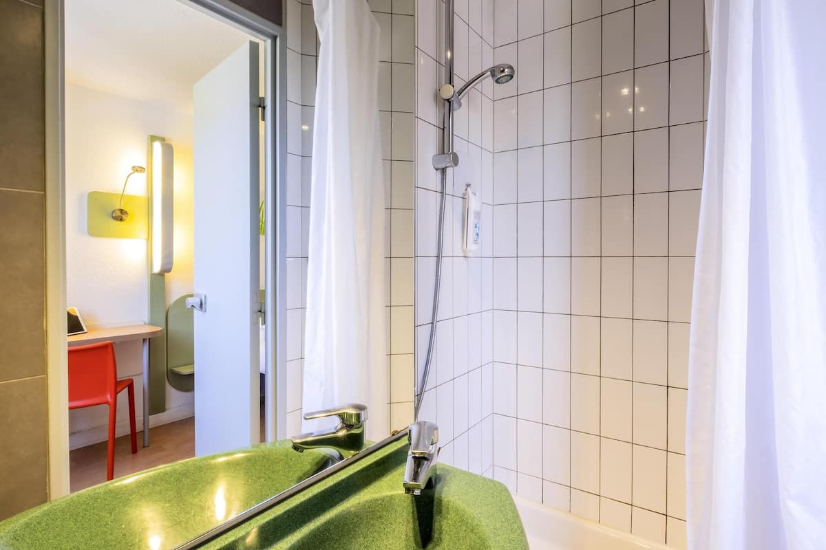 Escritorio, sistema de insonorización, wifi gratis y ropa de cama