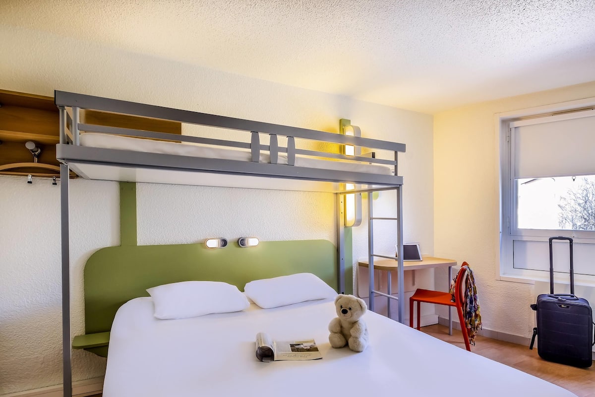 Triple Room, Multiple Beds | Desk, soundproofing, free WiFi, bed sheets