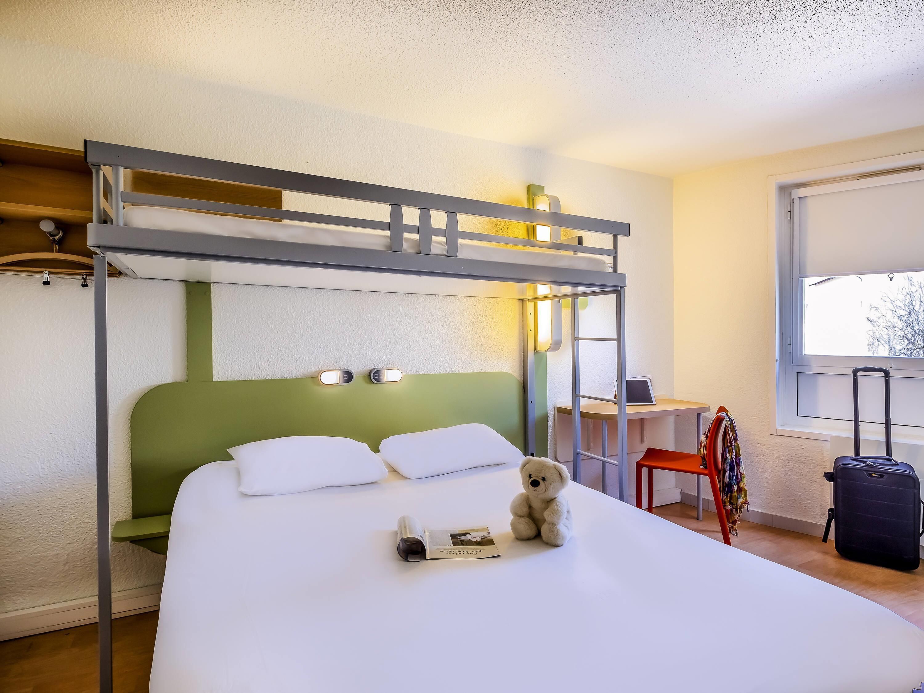 Escritorio, sistema de insonorización, wifi gratis y ropa de cama 