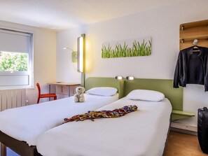 Twin Room, 2 Twin Beds | Desk, soundproofing, free WiFi, bed sheets