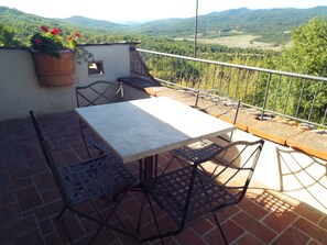 Outdoor dining - Charming farmhouse apartment with garden, pool and views (Casole d'Elsa)