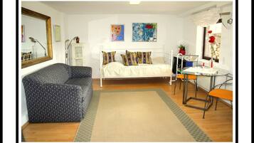 Fernseher, Kamin, Kinderspielzeug, Bücher