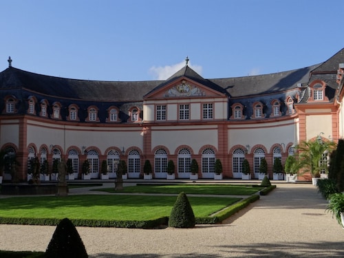 New quiet 100m² apmnt for 2-6 pers, friends, families, disabled; terrace, garden, billard