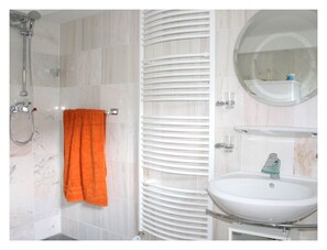 Shower, hair dryer, towels, soap - New quiet 100m² apmnt for 2-6 pers, friends, families, disabled; terrace, garden, billard (Weinbach OT Fürfurt)