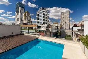 Kolam renang terbuka bermusim 