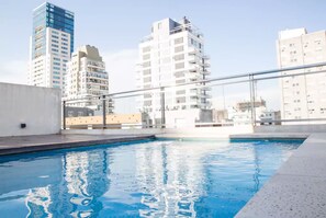 Una piscina al aire libre de temporada